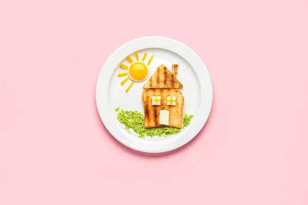 Тарелка Смешным Детским Завтраком Виде Дома Розовом Фоне — стоковое фото