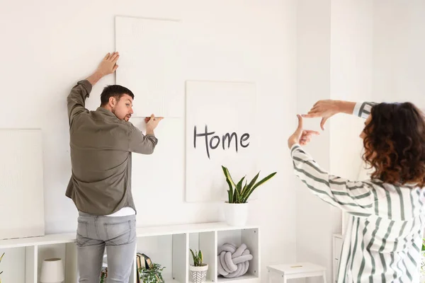 Junges Paar Hängt Hause Gemälde Lichtwand — Stockfoto
