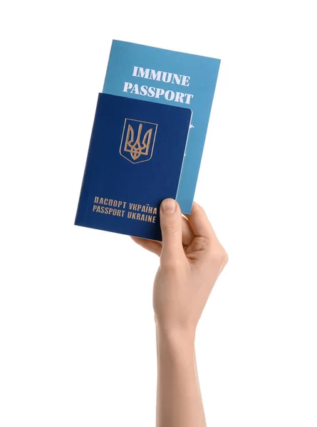ウクライナ人と白の背景に免疫パスポートを持つ女性 — ストック写真