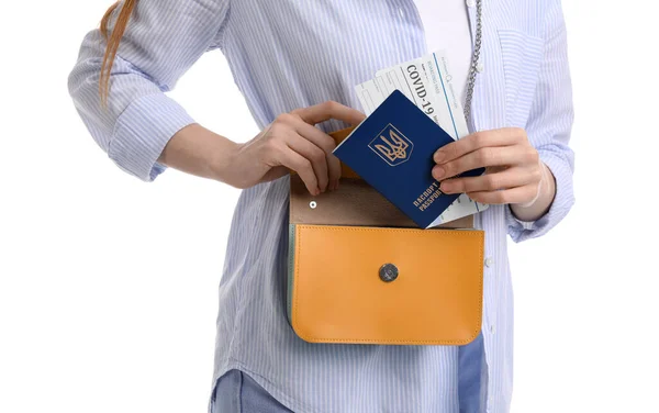 妇女将乌克兰护照和车票装袋放在白色背景下 — 图库照片