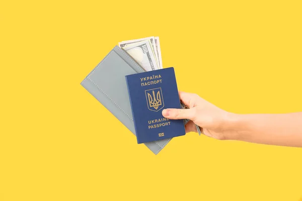 Žena Ukrajinským Pasem Peníze Peněženka Žlutém Pozadí — Stock fotografie