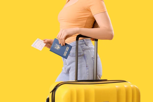 Frau Mit Ukrainischem Pass Ticket Und Koffer Auf Gelbem Hintergrund — Stockfoto