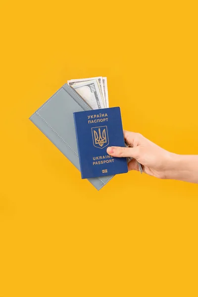 Mujer Con Pasaporte Ucraniano Dinero Billetera Sobre Fondo Amarillo —  Fotos de Stock