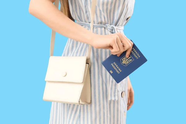 Γυναίκα Ουκρανικό Διαβατήριο Και Τσάντα Μπλε Φόντο Κοντινό Πλάνο — Φωτογραφία Αρχείου