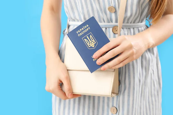 Γυναίκα Ουκρανικό Διαβατήριο Και Τσάντα Μπλε Φόντο Κοντινό Πλάνο — Φωτογραφία Αρχείου