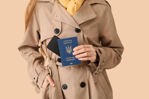 Kobieta Ukraińskim Paszportem Telefonem Komórkowym Beżowym Tle Zbliżenie — Zdjęcie stockowe
