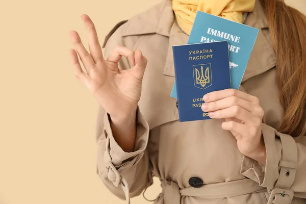 Kobieta Ukraińskimi Odpornościowymi Paszportami Pokazuje Beżowym Tle Zbliżenie — Zdjęcie stockowe