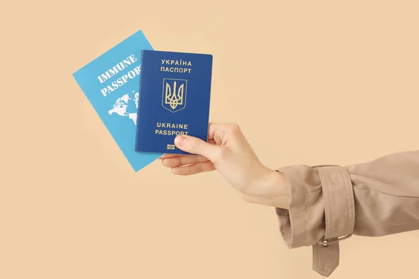 Mulher Com Passaporte Ucraniano Imunológico Fundo Bege — Fotografia de Stock