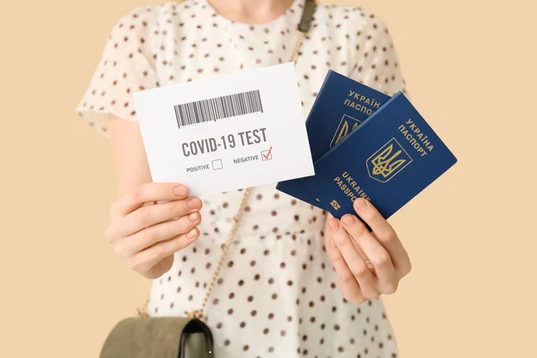 Mulher Com Passaportes Ucranianos Resultado Negativo Teste Covid Fundo Bege — Fotografia de Stock