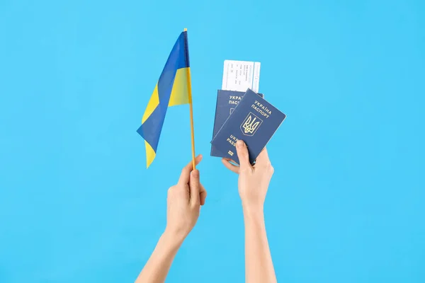 Γυναίκα Διαβατήρια Εισιτήριο Και Σημαία Της Ουκρανίας Μπλε Φόντο — Φωτογραφία Αρχείου