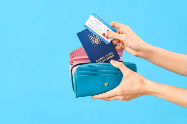 Mujer Poniendo Pasaporte Ucraniano Tarjeta Vacunación Cartera Sobre Fondo Azul —  Fotos de Stock