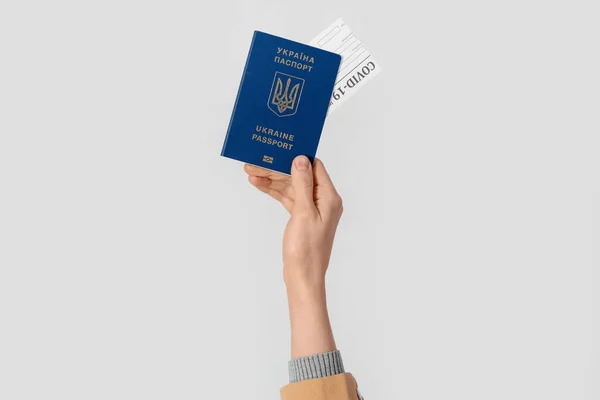 Vrouw Met Oekraïens Paspoort Negatief Covid Testresultaat Lichte Achtergrond — Stockfoto