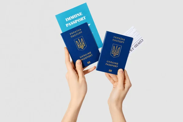 Vrouw Met Oekraïense Immuun Paspoorten Lichte Achtergrond — Stockfoto