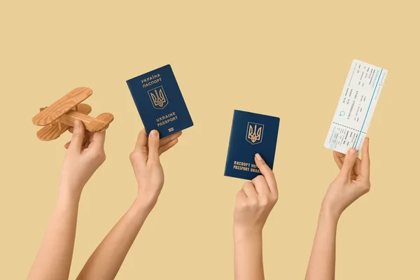 Γυναίκες Ουκρανικά Διαβατήρια Ξύλινο Αεροπλάνο Και Εισιτήριο Μπεζ Φόντο — Φωτογραφία Αρχείου