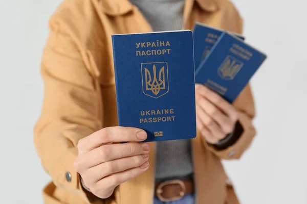 Mulher Com Passaporte Ucraniano Fundo Claro Close — Fotografia de Stock