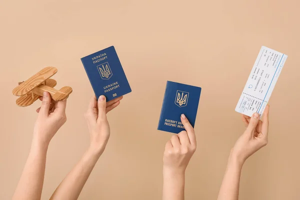 Γυναίκες Ουκρανικά Διαβατήρια Ξύλινο Αεροπλάνο Και Εισιτήριο Μπεζ Φόντο — Φωτογραφία Αρχείου