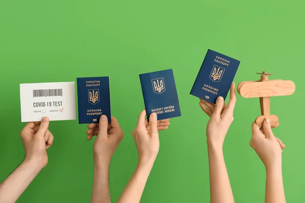Γυναίκες Ουκρανικά Διαβατήρια Ξύλινο Αεροπλάνο Και Αρνητικό Αποτέλεσμα Δοκιμής Covid — Φωτογραφία Αρχείου