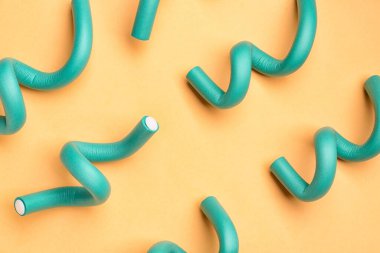 Sarı arka planda saç bigudileri, yakın plan.