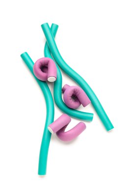 Beyaz arka plan üzerinde izole saç curlers