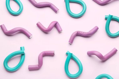 Pembe arka planda saç bigudileri