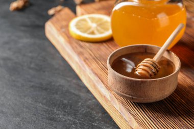 Koyu arkaplanlı bir kase bal.