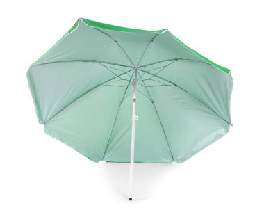 Beyaz arkaplanda yeşil plaj şemsiyesi