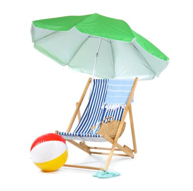 Güverte sandalyesi, yeşil şemsiye ve beyaz arka planda izole edilmiş plaj aksesuarları.