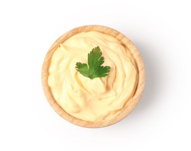 Beyaz arka planda lezzetli mayonez soslu kase.