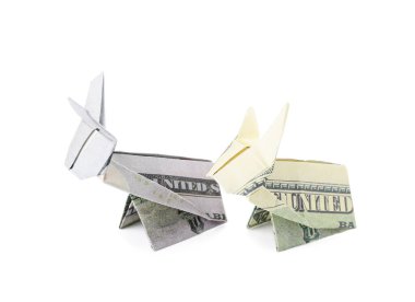 Beyaz arkaplanda dolar banknotlarından yapılmış Origami tavşanları