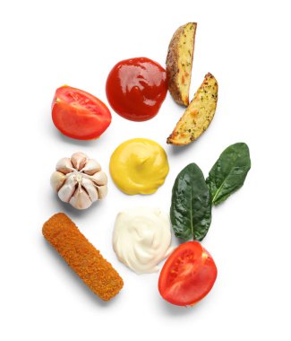 Sos örnekleri, balık külçeleri ve beyaz arka planda izole edilmiş sebzeler.