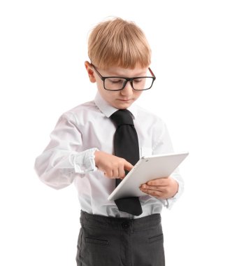 Küçük komik iş adamı beyaz arka planda tablet bilgisayar kullanıyor.