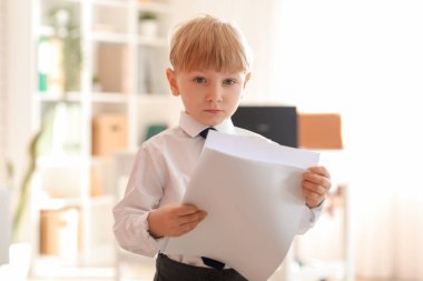 Ofisinde belgeleri olan komik bir iş adamı.