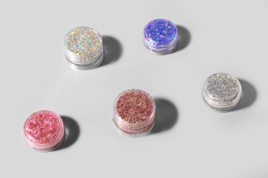 Gri arkaplanda parlayan kavanozlar