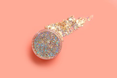 Pembe arka planda bir kavanoz parıltı