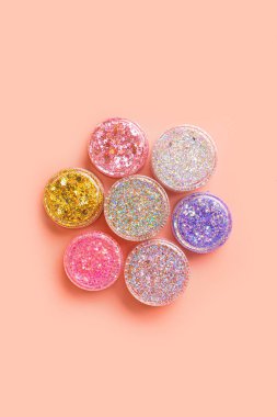 Pembe arka planda parlayan kavanozlar