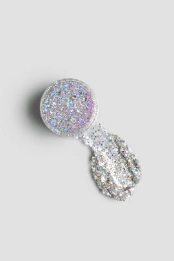 Gri arkaplanda bir kavanoz parıltı