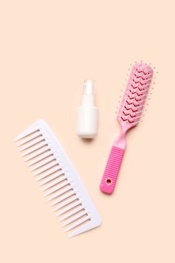 Bej arka planda püskürtülmüş saç fırçaları.