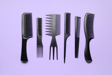 Leylak arkaplanda kuaför fırçaları