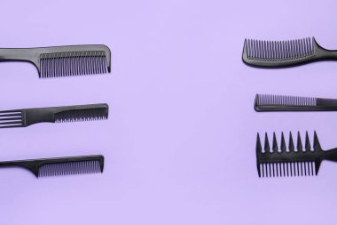 Leylak arka planında kuaför fırçasından yapılmış çerçeve