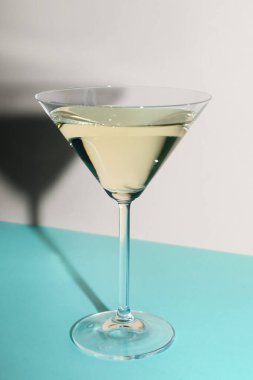 Renkli arka planda bir bardak martini