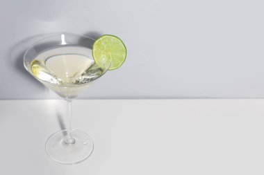 Bir bardak limonlu martini.