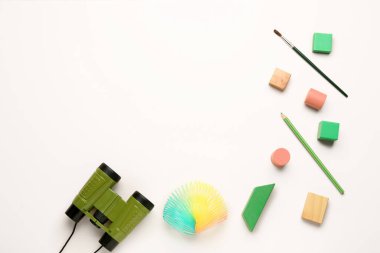 Bej arka planda oyuncaklardan yapılmış çerçeve. Çocuk Bayramı kutlaması