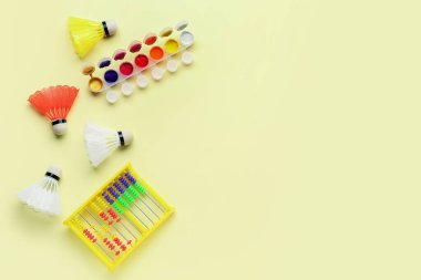 Mekik horozlu boyalar ve sarı arka planda oyuncaklar. Çocuk Bayramı kutlaması