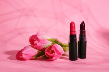 Pembe arka planda laleleri olan rujlar.