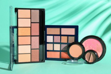 Naneli arka planda dekoratif kozmetik