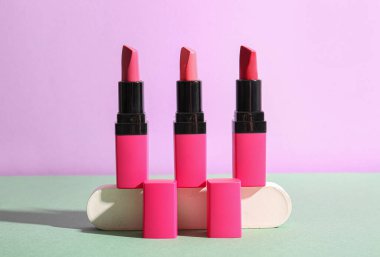 Leylak duvarının yanındaki masada kürsü olan rujlar.