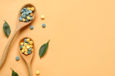 Haplı kaşıklar ve bej arka planda yapraklar