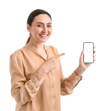 Beyaz arka planda akıllı telefonu olan mutlu genç bir kadın.