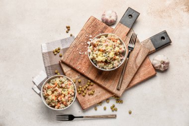 Hafif arka planda bir tabak lezzetli Olivier salatası