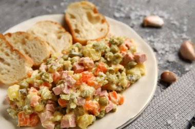 Arkaplanda lezzetli Olivier salatası, yakın plan.